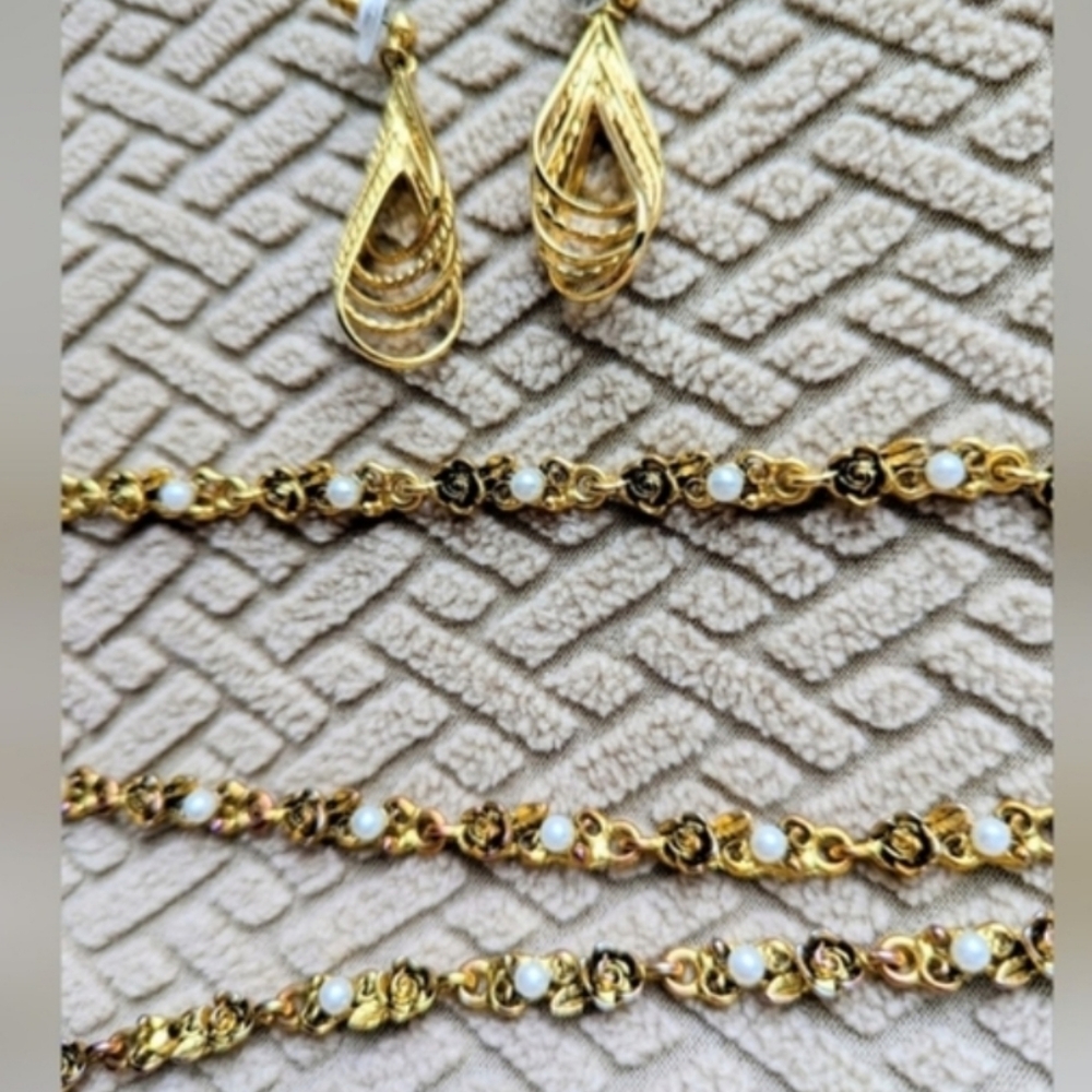 CLEARANCE Gold and Pearl Floral Necklace. FIRM